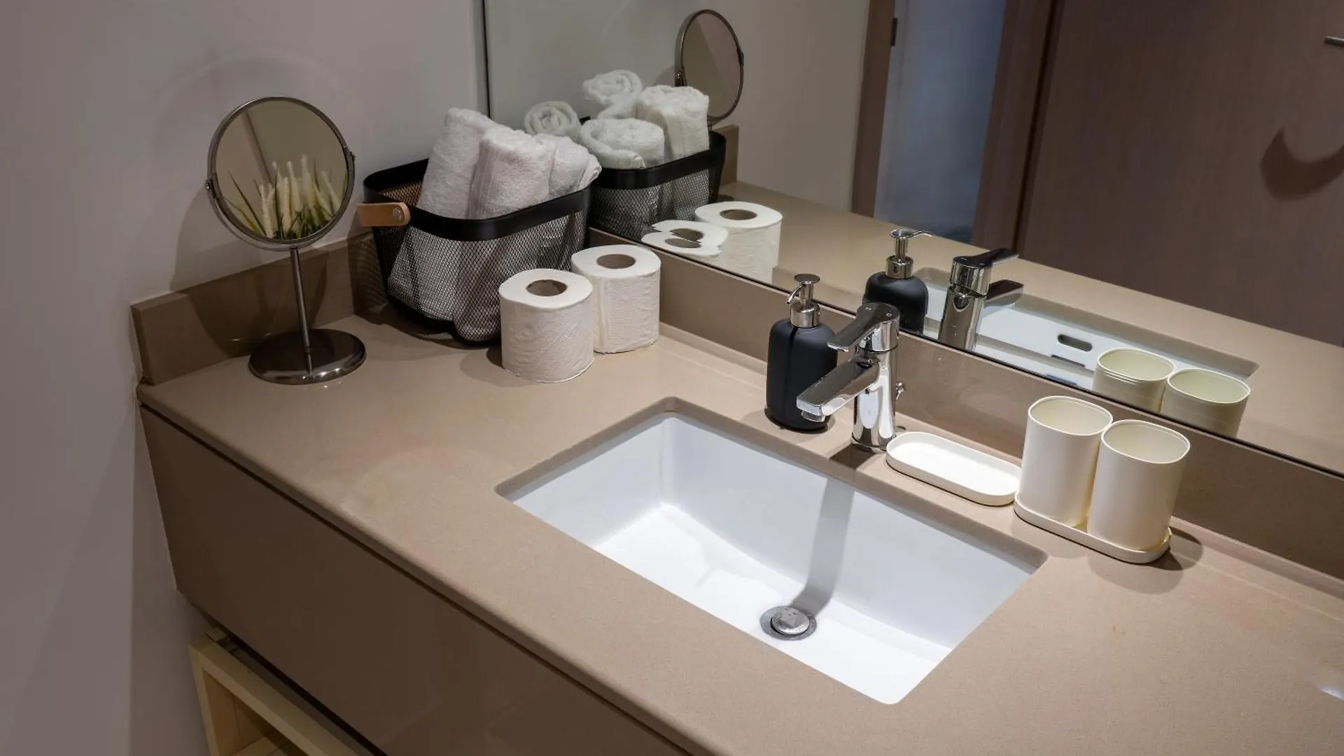 Luxurious Apartment 1Br Stay Steps To Ferrari & Warner Bros Yas Mall